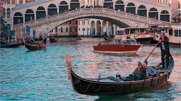 Venice Installs a Tourism Control Room